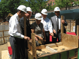 La Biblioteca de Queens en Elmhurst se extiende