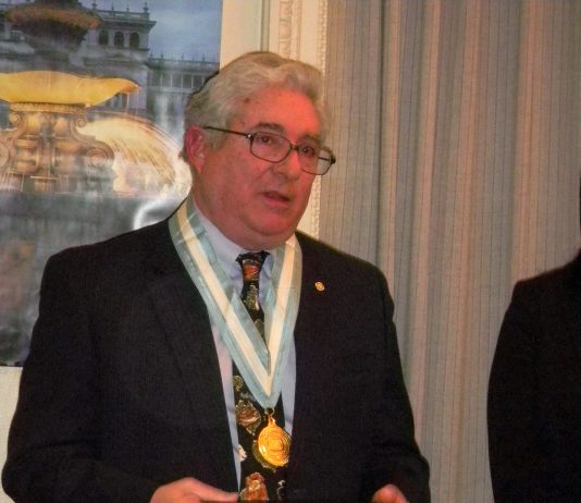 Guatemala concede alto honor a Profesor de LIU-Brooklyn