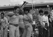 Museo de Nueva York cuenta la historia de la salsa en Nueva York Fotografía cedida tomada por José "Yogui" Rosario en 1974 en donde aparecen una personas bailando en Randall Island, que forma parte de "Ritmo y poder: salsa en Nueva York", primera exhibición del Museo de la Ciudad de Nueva York sobre la historia de este género musical que nació en los barrios latinos de la Gran Manzana, en medio del activismo social y político de los sesenta, y se convirtió en un fenómeno mundial.