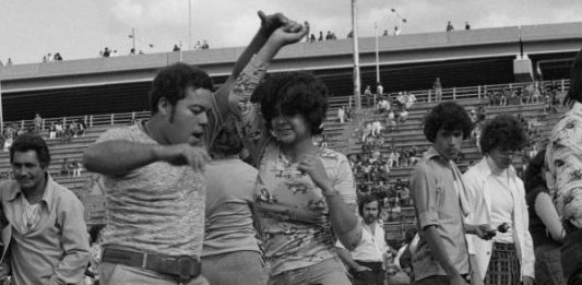 Fotografía cedida tomada por José "Yogui" Rosario en 1974 en donde aparecen una personas bailando en Randall Island, que forma parte de "Ritmo y poder: salsa en Nueva York", primera exhibición del Museo de la Ciudad de Nueva York sobre la historia de este género musical que nació en los barrios latinos de la Gran Manzana, en medio del activismo social y político de los sesenta, y se convirtió en un fenómeno mundial.