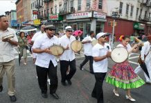 La devoción a Santiago Apóstol sigue vigente en la Gran Manzana, donde fue traída por los emigrantes boricuas hace 38 años desde la localidad de Loíza Aldea, al noreste del país, y que ahora se celebra durante tres días con la colorida fiesta en la que conviven el fervor religioso y la influencia de la tradición africana.   (NY, EE.UU.).