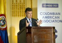 Presidente colombiano promete agilizar trámites para comunidad inmigrante