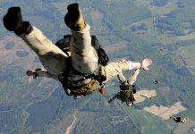 Un miembro de las fuerzas especiales del Ejército de Estados Unidos Navy Seal falleció hoy en unas maniobras de paracaidismo en las que también resultó herido otro militar, informó la cadena NBC.