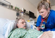 La batalla final contra la septicemia Dawn Nagel revisa al paciente Scott Steffens, de 67 años, en St. Joseph Hoag Health, en el Condado de Orange, California, el 27 de abril de 2017. Nagel informó a Steffens que necesita tratamiento para la sepsis. (Heidi de Marco / KHN)