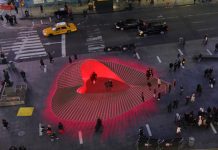 Una gran escultura en forma de corazón realizada con madera de los paseos marítimos destruidos por el huracán "Sandy" celebra desde hoy San Valentín en la icónica plaza neoyorquina de Times Square, que el 14 de febrero acogerá como cada año una "ceremonia" de renovación de votos.