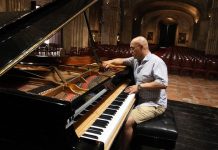 Un afinador revisa un piano Steinway & Sons.