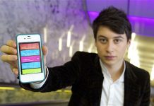 Joven de 17 años vende aplicación por más de 61 millones de dólares Nick D'Aloisio, de 17 años, se convirtió en uno de los millonarios tecnológicos más jóvenes del mundo tras vender su aplicación para móvil a Yahoo por una suma que podría llegar hasta las 40 millones de libras (47,2 millones de euros, 61,2 millones de dólares), publica hoy el diario británico Evening Standard.