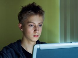Facebook desarrollará una tecnología para que los menores de 13 años lo usen