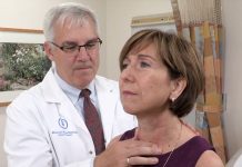 El doctor R. Michael Tuttle, endocrinólogo del Memorial Sloan Kettering Cancer Center de Nueva York, examina a Terry DeBonis, quien fue diagnosticada con cáncer de tiroides hace cuatro años. (Cortesía del Memorial Sloan Kettering)