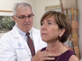 El doctor R. Michael Tuttle, endocrinólogo del Memorial Sloan Kettering Cancer Center de Nueva York, examina a Terry DeBonis, quien fue diagnosticada con cáncer de tiroides hace cuatro años. (Cortesía del Memorial Sloan Kettering)