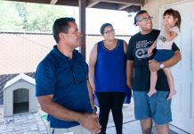 Rosendo Gil, quien fue enfermero en su natal México, dijo que es crucial ganarse la confianza de sus clientes. Una pareja a la que ha ayudado, Blas López y Lluvia Padilla, dicen que, en los últimos tres años, Gil les ha enseñado cómo cuidar mejor de su hija Lelaine (los tres en la foto con Gil). “Contamos con él”, dijeron.