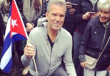 Willy Chirino junto a su estrella en el Hall de la Fama Celia Cruz.