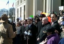 Demostación de ancianos contra cortes ordenados por el alcalde Michael Bloomberg