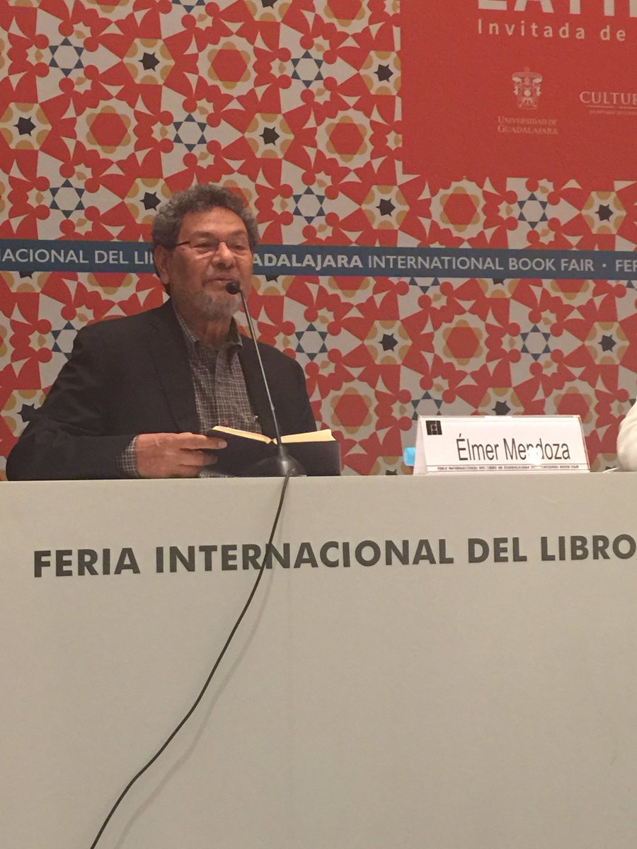 Escritor mexicano &Eacute;lmer Mendoza. (foto twitter@ElmerMendozaV)  
