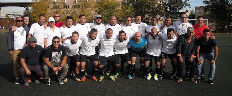 Dirigentes, jugadores&nbsp;y dem&aacute;s agregados seguidores del F.C. Comunicaciones que este a&ntilde;o se adue&ntilde;o del campeonato en la Liga de F&uacute;tbol Guatemala.&nbsp;(Foto: Buki Chapin)