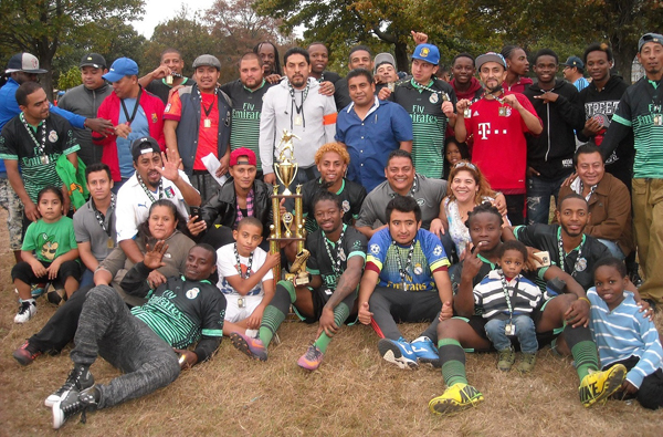 Dirigentes, jugadores y seguidores del Unión Ángeles que liderados por Noe Palencia Tapia, campeonizaron por segundo año consecutivo, convirtiendose en bi-campeones los domingos en el Ferry Point Park, de El Bronx. (Foto: Buki Chapin)