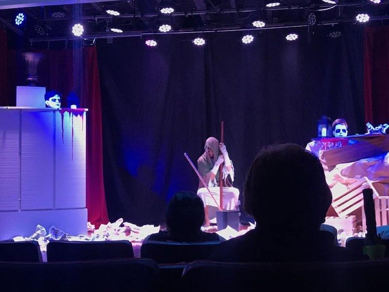 Una escena de "Luz negra", Oscar Eli al centro, de Goter y Moter.