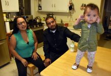 Niños, el gran daño "colateral" de los padres con DACA Ianaí Molina (i), de 28 años, y su esposo Jesús Molina, de 29 años, ambos originarios de Guerrero (México) y beneficiarios del programa de Acción Diferida para Llegados en la infancia (DACA), mientras posan junto a su hija Mía (d)