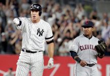 El jugador de los Yanquis de Nueva York Aaron Judge (i) reacciona junto al jugador de los Indios de Cleveland Jose Ramirez (d), durante el encuentro de la Liga Mayor de Beisbol (MLB), en las eliminatorias de las Series de la División de la Liga Americana (ALDS), entre los Indios de Cleveland y los Yanquis de Nueva York, en el Estadio Yankee del Bronx, en Nueva York.