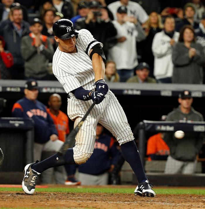 Aaron Judge de Yankees batea contra los Astros en el juego de las Grandes Ligas de Béisbol (MLB), por la Serie de Campeonato de la Liga Americana (ALCS), entre los Yankees de Nueva York y los Astros de Houston hoy, martes 17 de octubre de 2017, en el estadio de las Yankees en la ciudad de Nueva York.