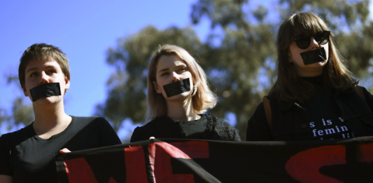 Más de la mitad de las mujeres en EEUU ha sufrido insinuaciones sexuales inapropiadas y no deseadas de los hombres, una de cada tres en el trabajo y en uno de cada cuatro casos por parte de sus jefes, según una encuesta publicada hoy.
