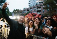 Ai Weiwei, artista internacional y activista de derechos humanos chino, acompañado por la actriz Olivia Wilde.