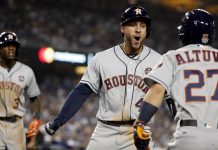 George Springer (c) de Astros es felicitado por Jose Altuve (d) tras batear un jonrón contra Dodgers durante el segundo juego de la Serie Mundial de las Grandes Ligas de Béisbol (MLB) en el estadio de los los Dodgers, en Los Ángeles.