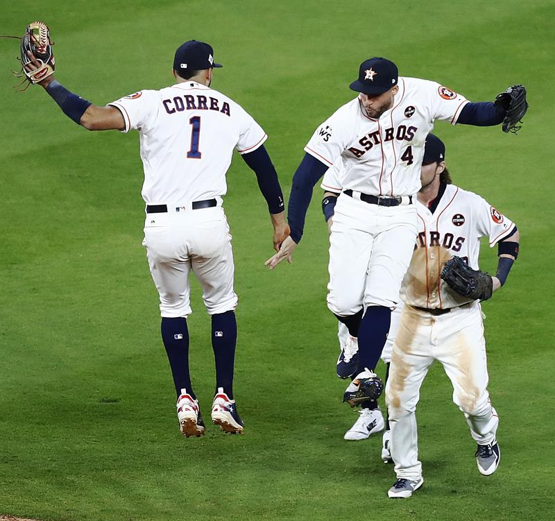 Los Astros ganan 5-3 a los Dodgers de Los Angeles en el Tercer Partido de la Serie Mundial que ahora dominan por 2-1 al mejor de siete.