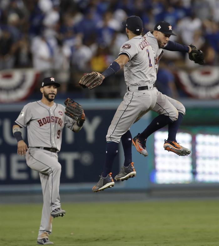  Jose Altuve (c), George Springer (d), Marwin Gonzalez (i) celebran la victoria de los Astros ante Dodgers.