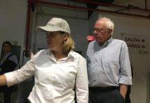 El senador independiente, Bernie Sanders (d), camina junto a la alcaldesa de San Juan, Carmen Yulín Cruz Soto, por el Coliseo Roberto Clemente hoy, viernes 27 de octubre de 2017, en San Juan (Puerto Rico).