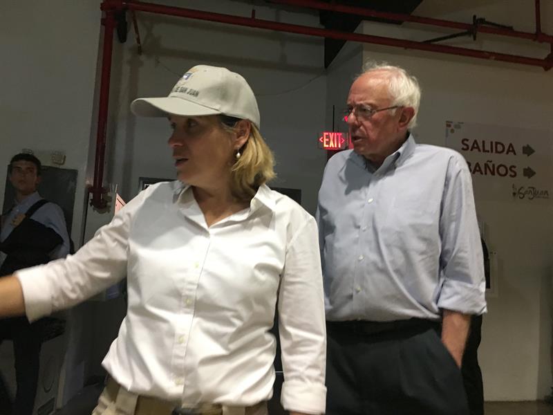 El senador independiente, Bernie Sanders (d), camina junto a la alcaldesa de San Juan, Carmen Yulín Cruz Soto, por el Coliseo Roberto Clemente hoy, viernes 27 de octubre de 2017, en San Juan (Puerto Rico).