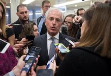 Senadores republicanos se rebelan contra Trump El senador republicano de Tennessee Bob Corker (c)