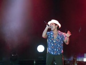 El cantante Bruno Mars, con ocho nominaciones, parte como favorito en la 45 edición de los premios American Music Awards.