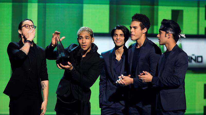 Los integrantes del grupo juvenil CNCO, que obtuvo los reconocimientos al d&uacute;o o grupo favorito de pop-rock, canci&oacute;n favorita de pop-rock por "Reggaeton lento (bailemos)" y los de &aacute;lbum del a&ntilde;o y &aacute;lbum favorito de pop-rock, ambos por su disco "Primera cita", recogen uno de sus galardones, durante la tercera edici&oacute;n de los premios Latin American Music Awards.