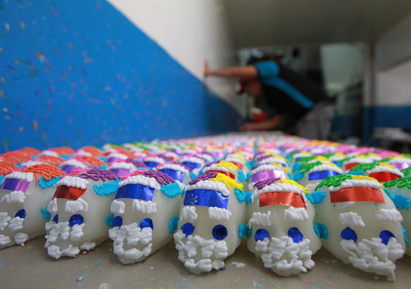 Fotograf&iacute;a del 23 de octubre de 2017, que muestra la elaboraci&oacute;n de calaveritas dulces en Ciudad de M&eacute;xico (M&eacute;xico). 