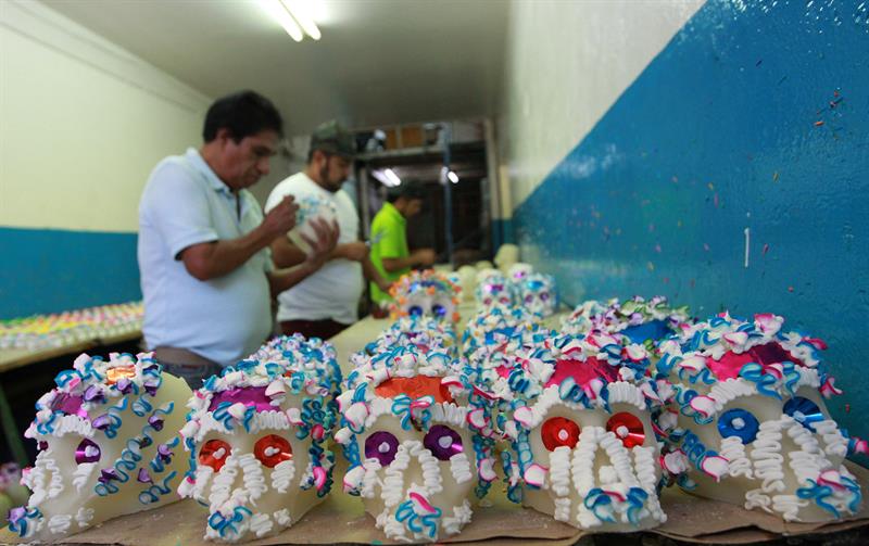 Fotograf&iacute;a del 23 de octubre de 2017, que muestra la elaboraci&oacute;n de calaveritas dulces en Ciudad de M&eacute;xico (M&eacute;xico).
