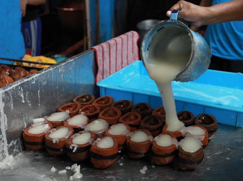 Fotograf&iacute;a del 23 de octubre de 2017, que muestra la elaboraci&oacute;n de calaveritas dulces en Ciudad de M&eacute;xico (M&eacute;xico). 