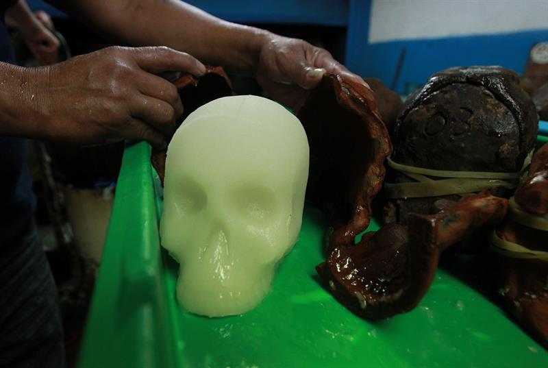 Fotograf&iacute;a del 23 de octubre de 2017, que muestra la elaboraci&oacute;n de calaveritas dulces en Ciudad de M&eacute;xico (M&eacute;xico). 