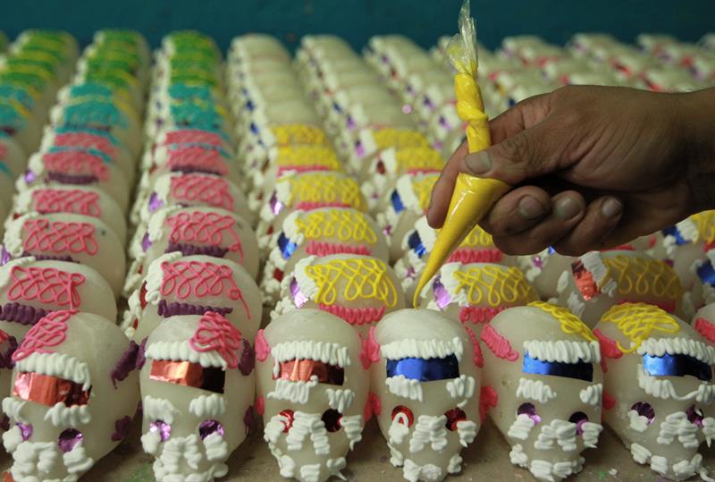 otograf&iacute;a del 23 de octubre de 2017, que muestra la elaboraci&oacute;n de calaveritas dulces en Ciudad de M&eacute;xico (M&eacute;xico). 