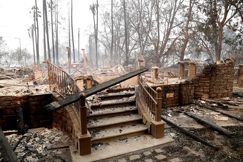 Vista de una casa quemada en Santa Rosa, California.