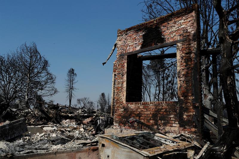 Vista de una casa por los incendios en Santa Rosa, California .