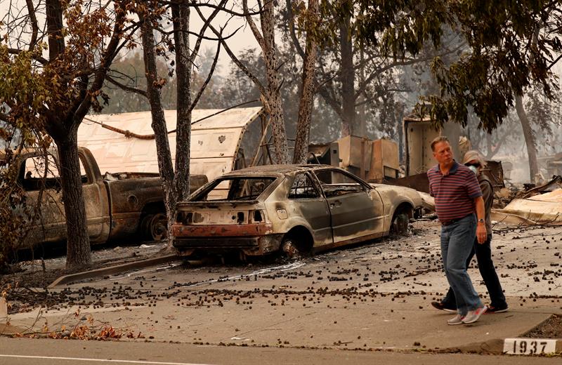 Habitantes caminan por una zona afectada por el incendio en Santa Rosa, California.