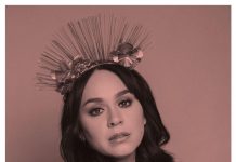 Carla Morrison defiende sus críticas y su música "honesta" Carla Morrison, quien en sus conciertos ha criticado el sistema político de Estados Unidos y México.