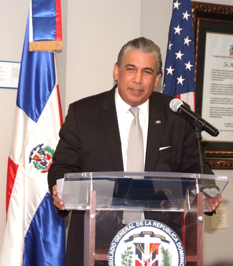 Carlos A. Castillo, cónsul general.