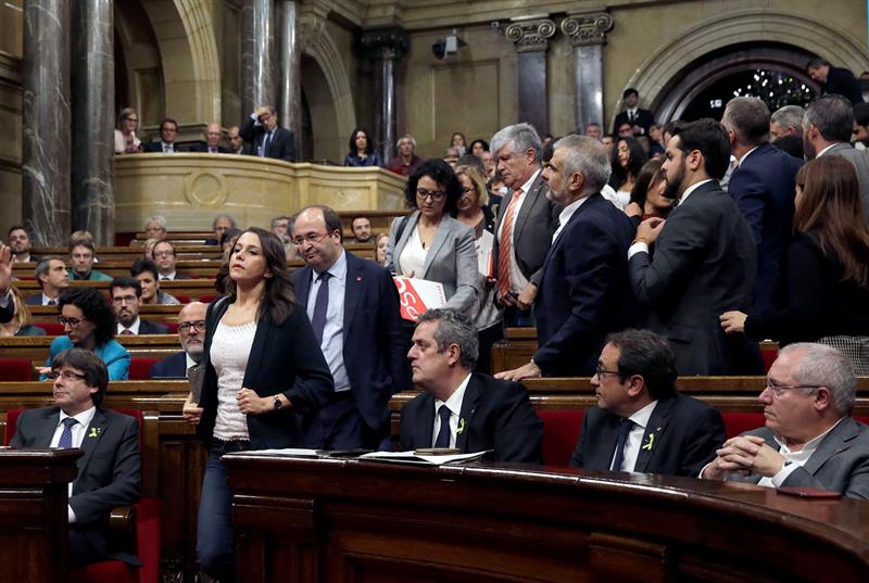 Los diputados de Ciudadanos (Cs), el PSC y el PPC abandonan el hemiciclo del Parlament justo cuando se iba a proceder la votaci&oacute;n de las resoluciones de Junts pel S&iacute; (JxS&iacute;) y la CUP, en las que se plantea una declaraci&oacute;n de independencia.