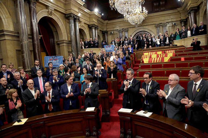 El Govern y los diputados de JxSí y la CUP, sin los diputados del PSC, PPC y Ciudadanos, aplauden tras aprobarse en el pleno del Parlamento, la declaración de independencia de Cataluña, con los votos de Junts pel Sí (JxSí) y la CUP.