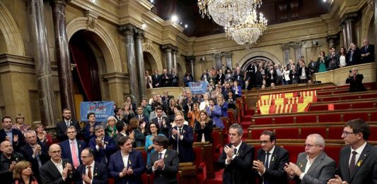 El Govern y los diputados de JxSí y la CUP, sin los diputados del PSC, PPC y Ciudadanos, aplauden tras aprobarse en el pleno del Parlamento, la declaración de independencia de Cataluña, con los votos de Junts pel Sí (JxSí) y la CUP.