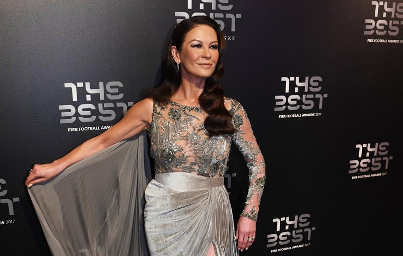 La actriz británica Catherine Zeta Jones posa a su llegada a los premios FIFA 'The Best' 2017.