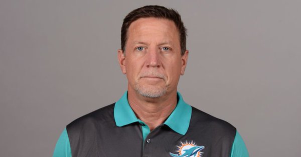 Chris Foerter "Estoy renunciando a mi posición con los Delfines de Miami y acepto la plena responsabilidad por mis acciones". (foto twitter #foerter)