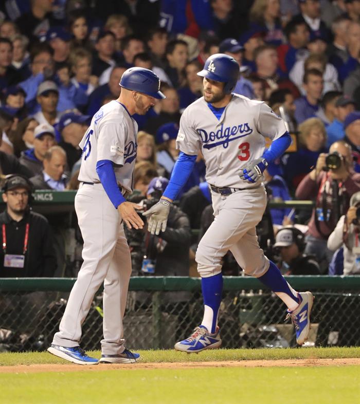 Chris Taylor (d) de los Dodgers de Los Angeles celebra tras batear un jonrón en el tercer juego de la Serie de Campeonato de la Liga Nacional de Ligas Mayores (ALCS) entre los Dodgers de Los Ángeles y los Cachorros de Chicago